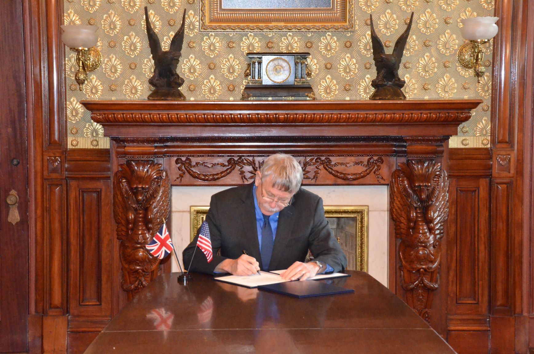 Dr. Lander signing the US-UK Quantum Cooperation Statement